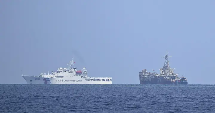 中菲三条战线激烈交锋，美军航母开进南海压阵，怂恿菲军变本加厉