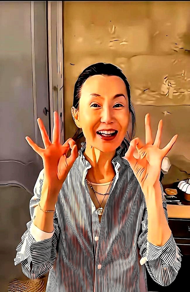 60岁的张曼玉顶着满脸褶子蹬单车，顺手拒了爆款综艺。 　　看客截出她瘦...