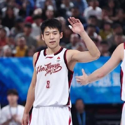 爱体育的笨小孩：CBA联赛的赛场上有一场