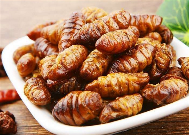 山东美食特产，即食油炸蚕蛹，舌尖上的美味探索！