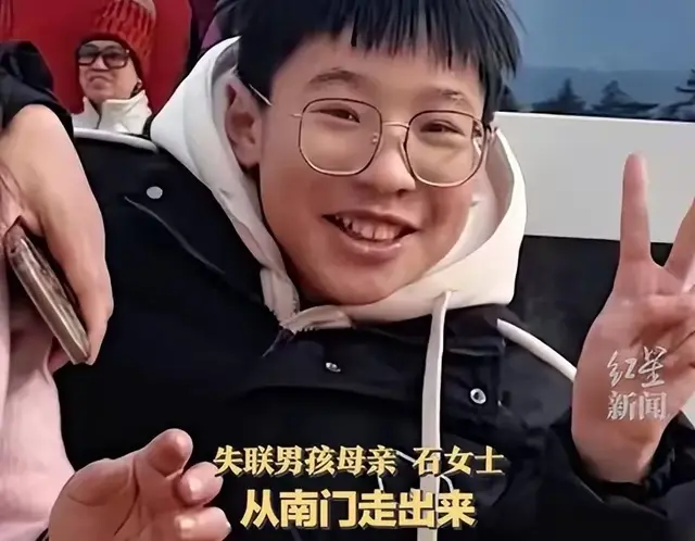 14岁少年深夜买鸡排后失联8天！湖底都搜了，母亲含泪道出细节！