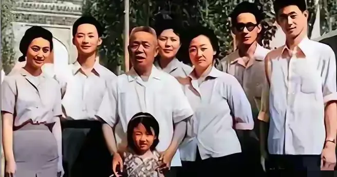 1980年，退休后韩先楚与子女合影，韩先楚长相普通但妻子貌美如花