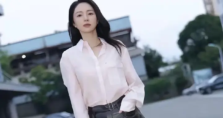 董璇这早秋私服街拍真美，白衬衫黑色皮裙，适合熟女日常穿搭范本