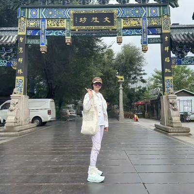 优优时尚穿搭：孙俪与好友成都游玩，打扮得