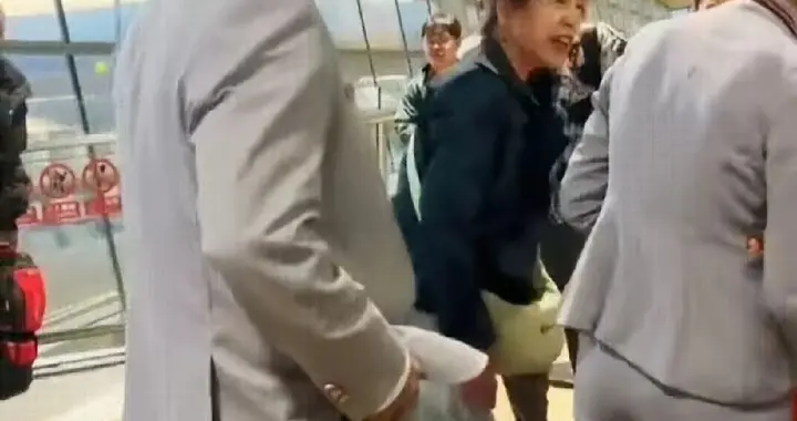 昆明机场一家五口被全网骂，不是因为行李超标，而是因为这一幕