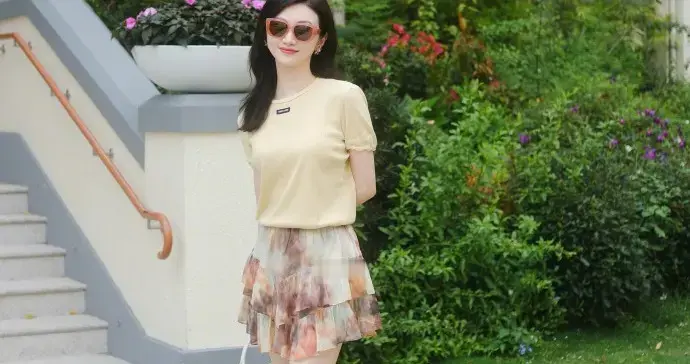 景甜脚踩长筒靴配小短裙美拍，甜到心里了，温柔可爱