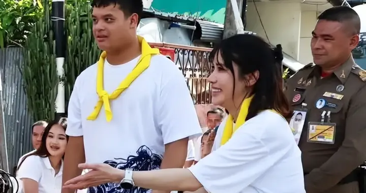 泰王的女人不好当，诗妮娜与提帮功亮相期间，不能站着也不能坐着