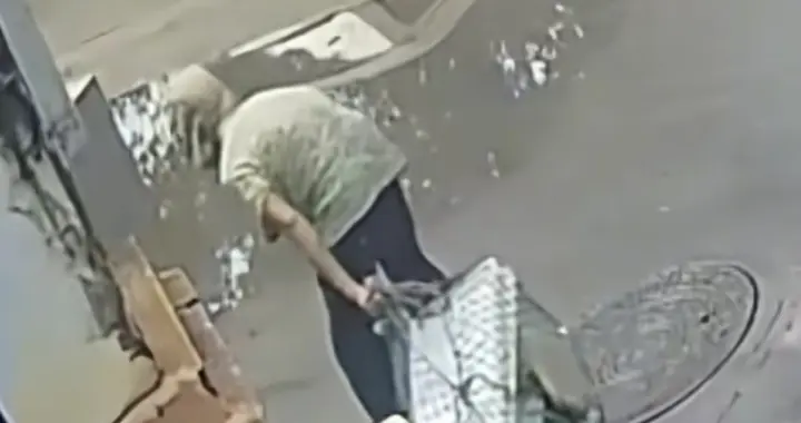 89岁拾荒老人遭女子持拖把殴打，目击者发声，下手太狠，警方介入