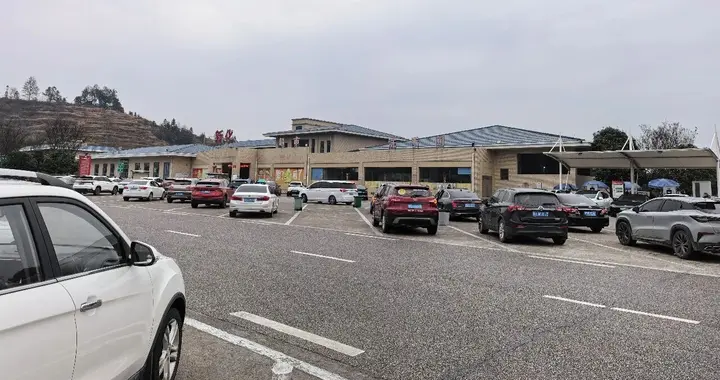 湖南最冷清的高速服务区，配套齐面积大，节假日工作人员比司机多