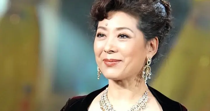 她是著名歌唱家，与著名大导演离婚，带儿子嫁高官，如今定居北京