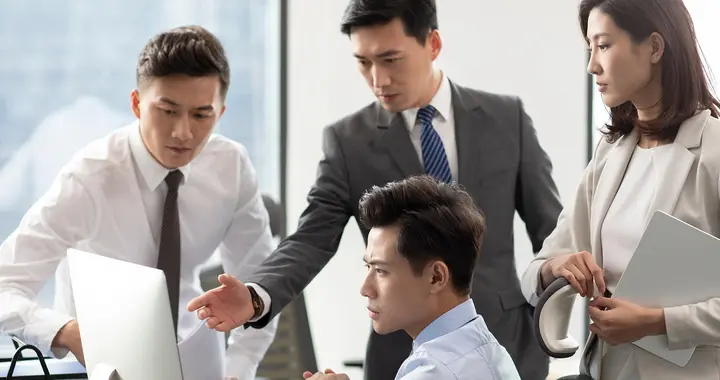 扎心现实：升职加薪看的不只是业绩，还有站队、背景和时机