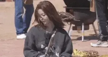 笑死，杨超越打瓜子太解压了，网友：一看就是做过农活的