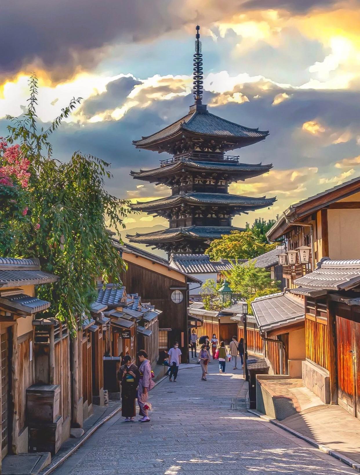 川端康成在写《古都》时说：“想写一篇小说，借以探访日本的故乡。”事实上，他把京都比作日本的故乡并不为过，这座历经千年的日本旧都，不仅有日本人引以为豪的清水寺、二条城、金阁寺等古建筑，那些幽长曲折的古老街道，更是游客们追溯古京都韵味的必去之地。