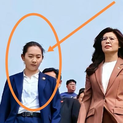 笔杆先生：一位身材瘦瘦的姑娘站在中山陵的