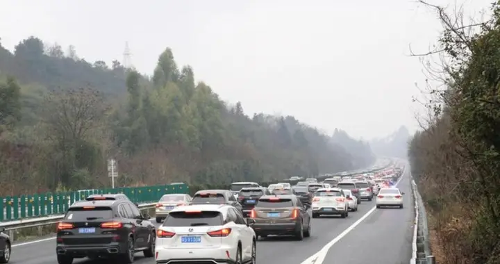 清明假期最后一天返程高峰堵堵堵，三天假期更多人赶回家乡祭祖避开高速费又...