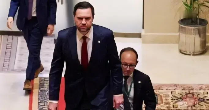 巴基斯坦打造800平直播厅，凭大号显示屏牢牢掌控美伊会谈主导权