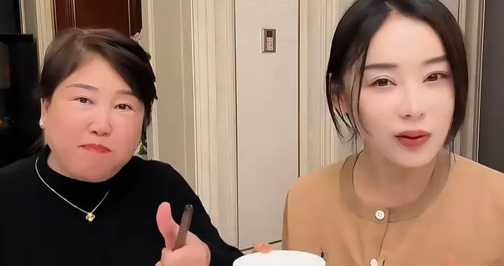 袁姗姗和妈妈同框做蒸饺，妈妈富态钻戒耀眼，母女俩宛如双生