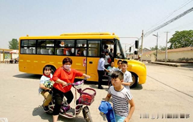江西坠塘事故撕开农村校车安全之痛
