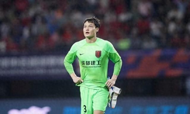成都准入+亚冠资格成疑？27岁门将拒在工资表签字！已半年未登场