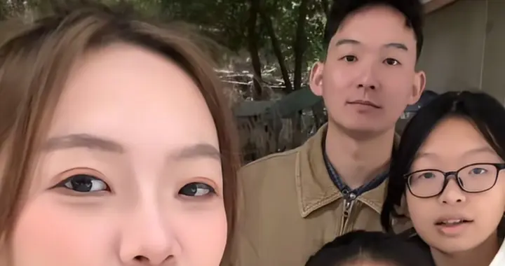 外婆18个菜招待谢浩男 小妹称呼外公2字被笑喷 海军送妈6000元手机