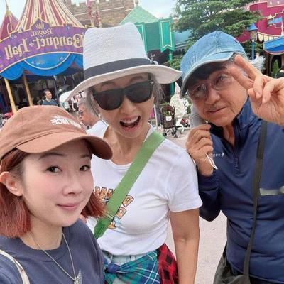 优优时尚穿搭：林子祥近日带着叶蒨文及家人