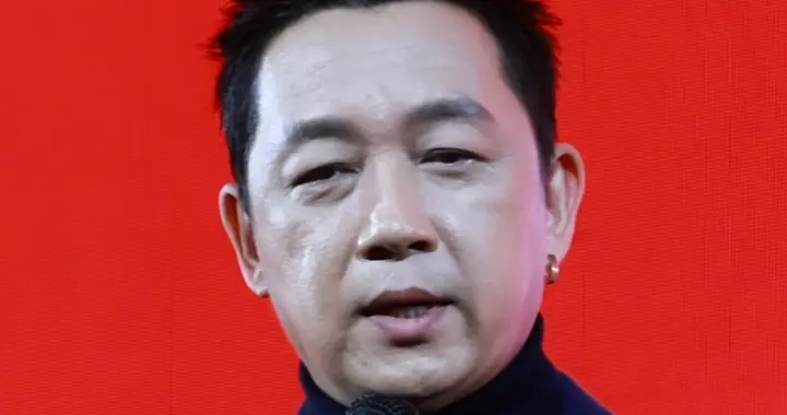 离婚13年后，董洁再度和“蓝颜知己”牵手亮相，潘粤明的话应验了