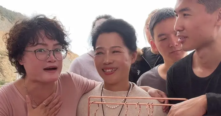 海军开播直播间人数驻留4万，海军妈谢浩男出镜此次策划很成功。