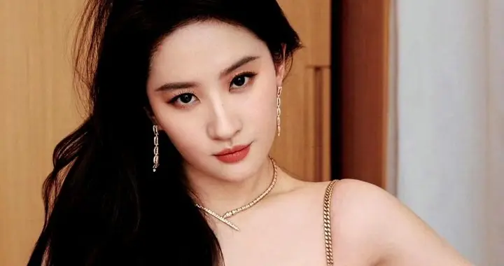 刘亦菲鎏金纱裙名场面，这才是人间富贵花的顶配模样✨