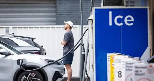 油车加不起油了，电车排队等提车，电池到底还扛不扛得住？