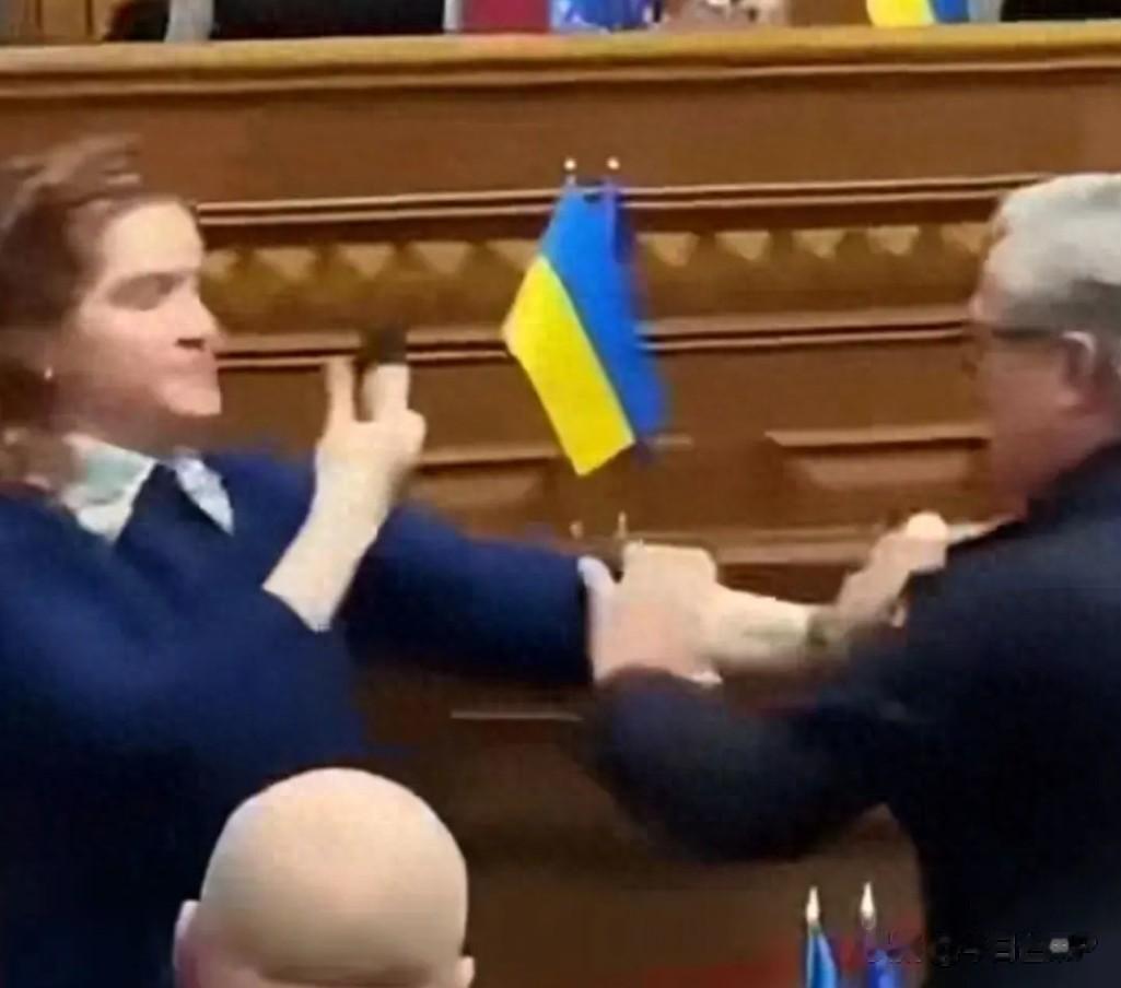 乌克兰议会场爆发激烈斗殴！女议员封锁讲台，要求乌军总司令下台