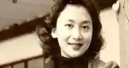 1998年，金庸在报纸上看见前妻朱玫死讯，喃喃自语：我亏欠她半生