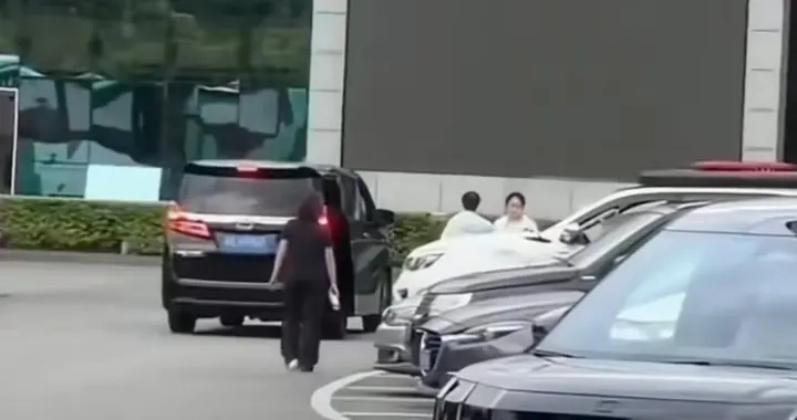 国乒休息日：孙颖莎被师娘接走 王楚钦闪现太古里，梁靖昆被老婆骂