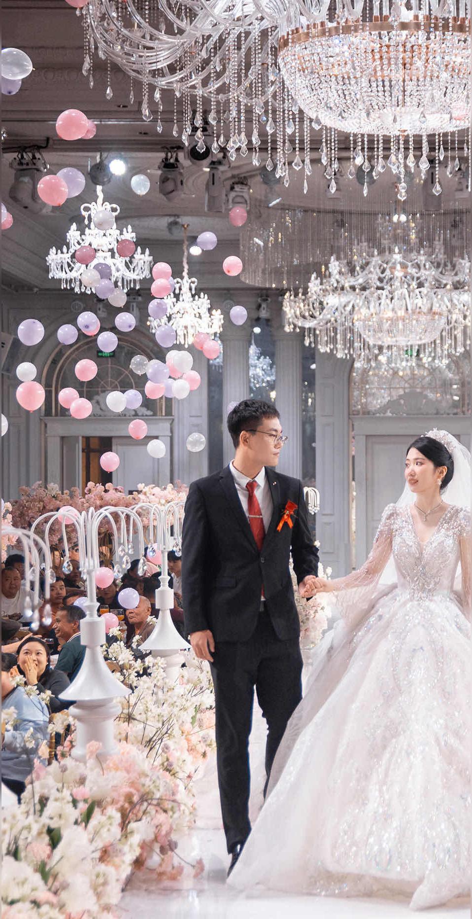 聊热点 标题：结婚趣事比电视剧还精彩？从“新郎被绑电线杆”到“司仪忘词...