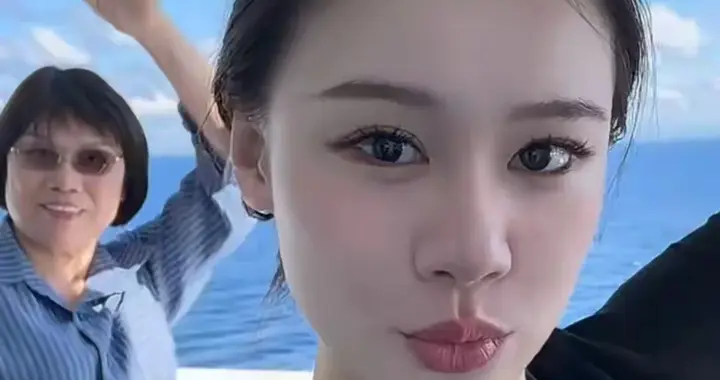 范志毅77岁老母陪孙女坐船出海，面无皱纹腰杆直，身高媲美范斯晶