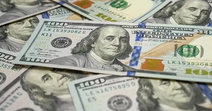 美元储备跌至30年谷底，美国政策自酿苦果，货币霸权地位遭反噬