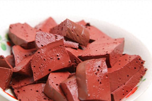 吃了猪血后大便发黑，是肺部在排毒吗？还是身体有问题？了解一下