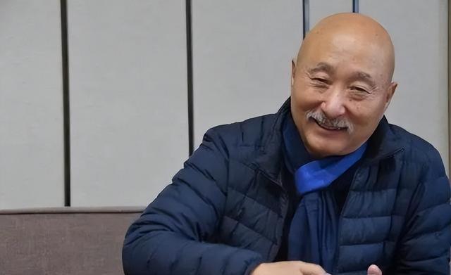 70岁陈佩斯苍老许多拄拐杖现身，开电动三轮车，两次翻进水沟！