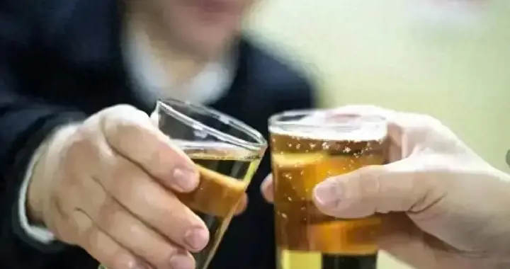 “头孢配酒，说走就走”19岁小伙不信酒后故意服下，20分钟后悲剧