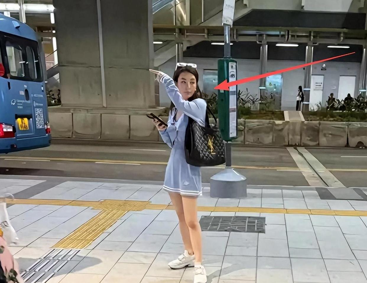 方媛带俩女儿香港逛街！身材娇小，高奢穿搭翻车引争议，菲佣全程陪同