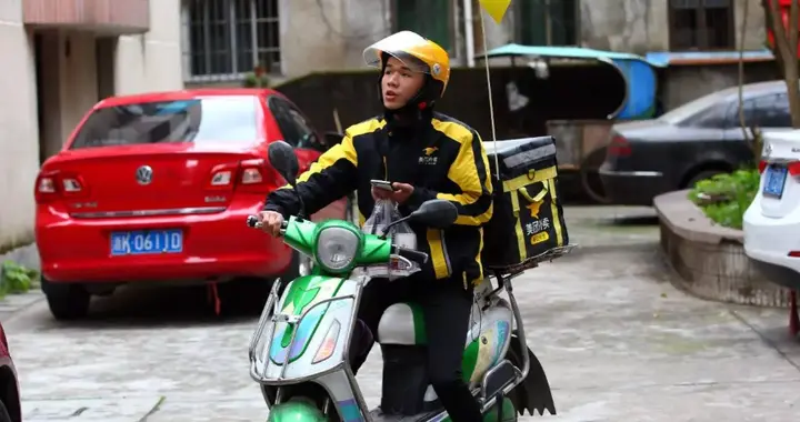 外卖小哥停电动车，为什么很少拔钥匙？不是不怕丢车，有3个原因