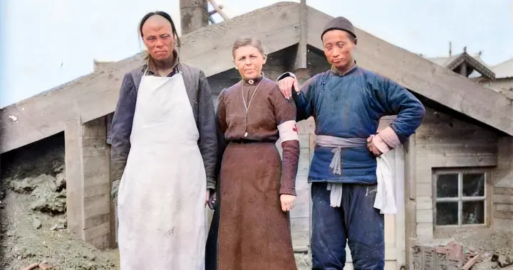 1904年，芬兰摄影师镜头里的辽宁沈阳：东北小哥和女护士勾肩搭背