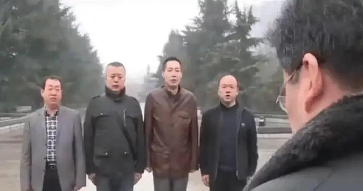 老山战役中，31人组成的“黑豹突击队”仅剩8人，年年在陵园相聚