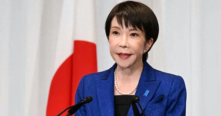 日本人集体道歉，中方态度很明确，高市被要求下台，小泉未能幸免