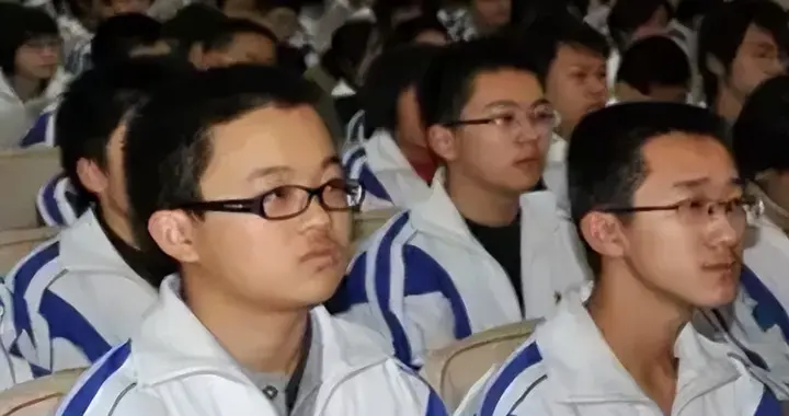 征兵办快坐不住了，十四亿人，怎么就招不着几个不戴眼镜的兵？