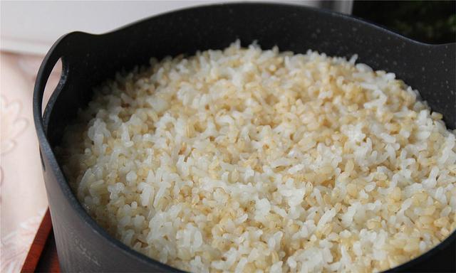米饭二次加热会致癌？医生：真正不能二次加热的，是这4种食物