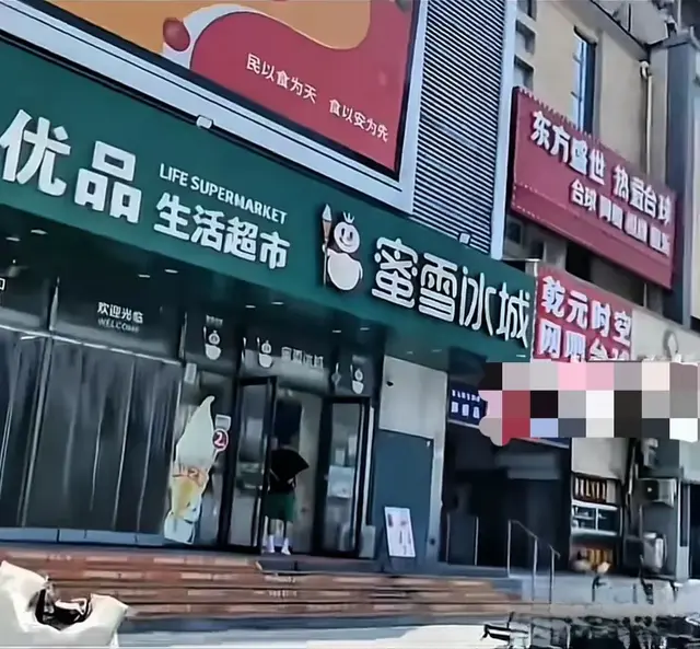 强拆门店招牌需要给公众一个交代，甚至没有面对问题的勇气！！！