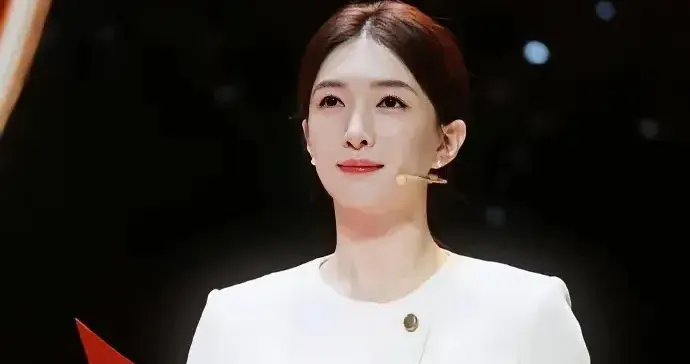 上戏80周年校庆，江疏影与马伊琍美到发光，聚餐时演技派坐主位