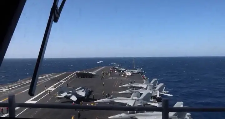 航空母舰上开展飞行作业时，团队合作至关重要！