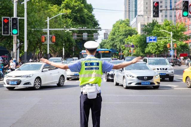 信阳交警曝光不礼让斑马线车辆：王蕾、黄菊、杨斌、刘阳、宁波