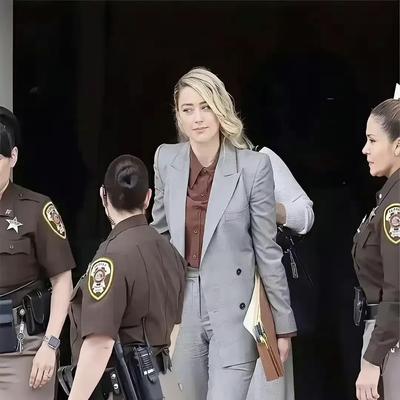 财多多：马斯克现女友，身材高挑超惹眼，气